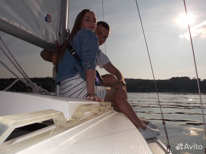 Водные прогулки на парусной яхте