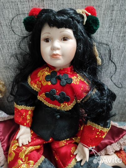 Кукла фарфоровая