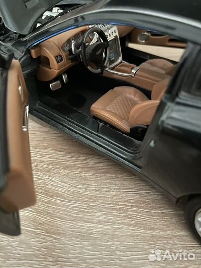 Aston Martin V12 Vanquish коллекционная модель