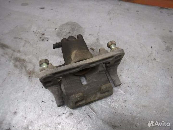 Суппорт задний правый Mitsubishi Pajero 3 6G74