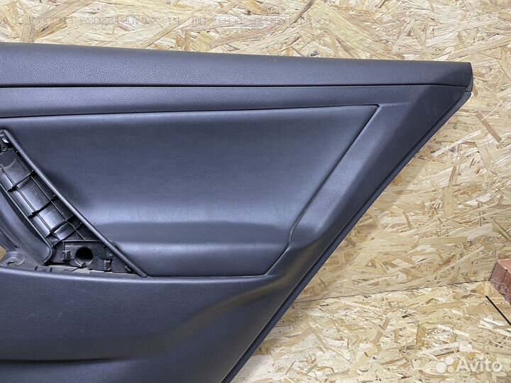 Обшивка двери задней правой (кожа) Toyota Camry 40