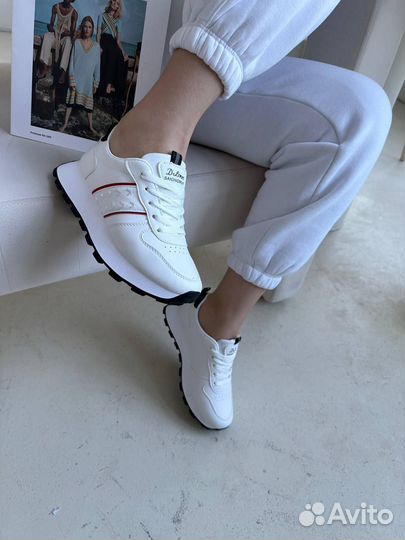 Кроссовки женские
