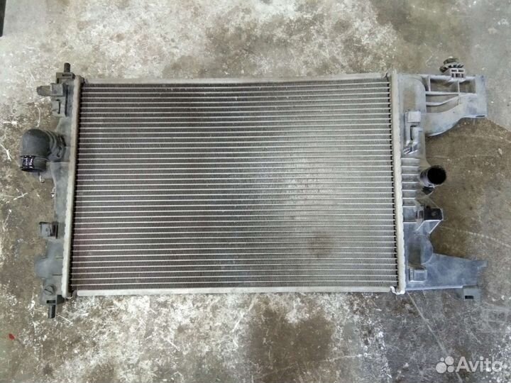 Радиатор охлаждения Шевроле Круз МКПП