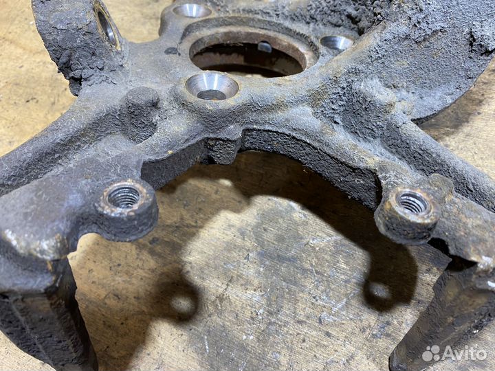 Поворотный кулак левый Volkswagen Caddy 3 X138