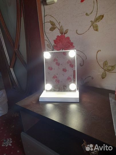 Зеркало для макияжа с подсветкой