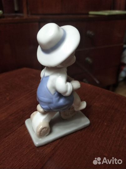 Фарфоровая статуэтка Мальчик на велосипеде