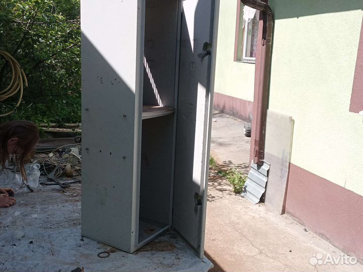 Металический ящик утеплен, работал холодильником