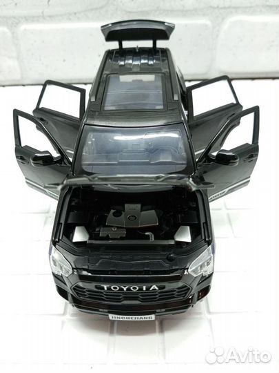 Машинка металлическая Тойота с имитацией дыма 21см