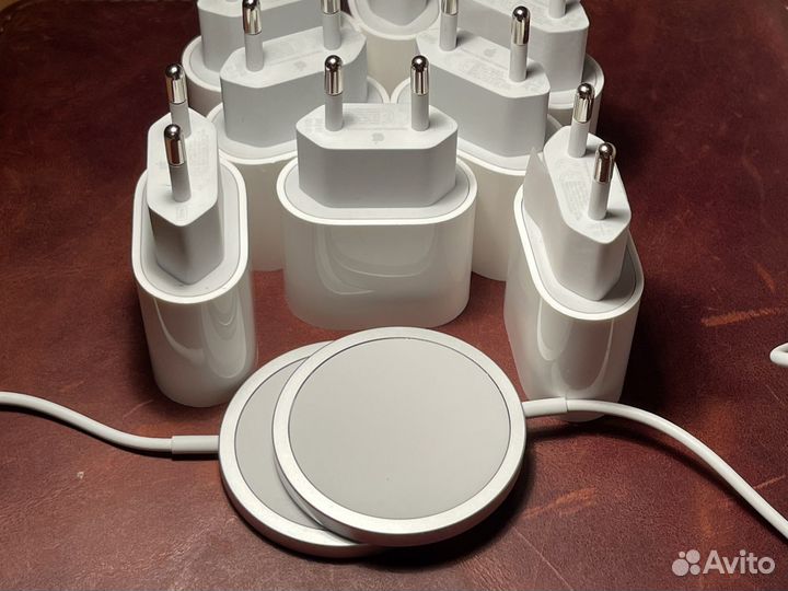 Беспроводное зарядное устройство Apple MagSafe