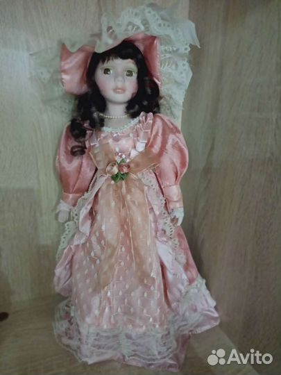 Кукла фарфоровая