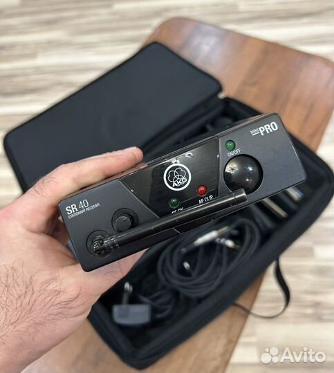 Радиомикрофон AKG SR-40