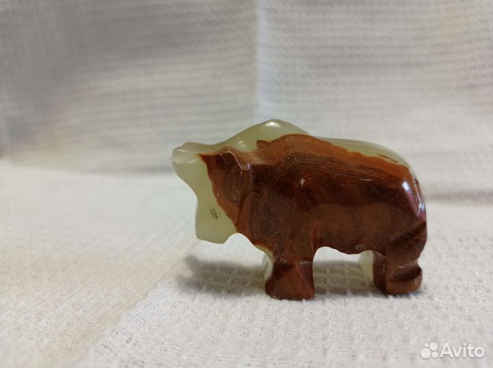 Фигурка быка из натурального оникса