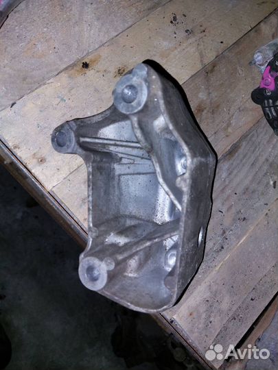 Кронштейн двигателя Volkswagen Passat B6 2.0 CBA