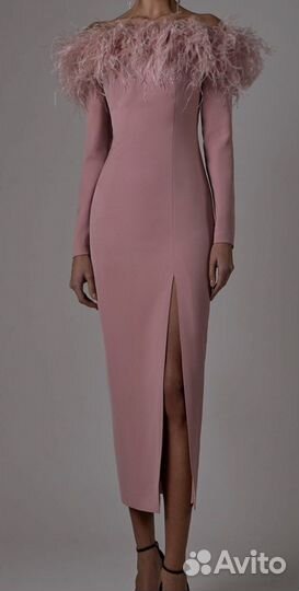 Платье с перьями