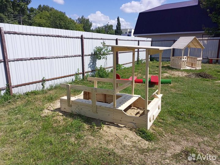 Деревянная машинка для детской площадки