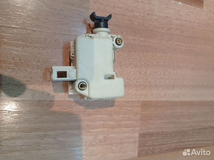 Активатор замка багажника 3B0959781C Wv