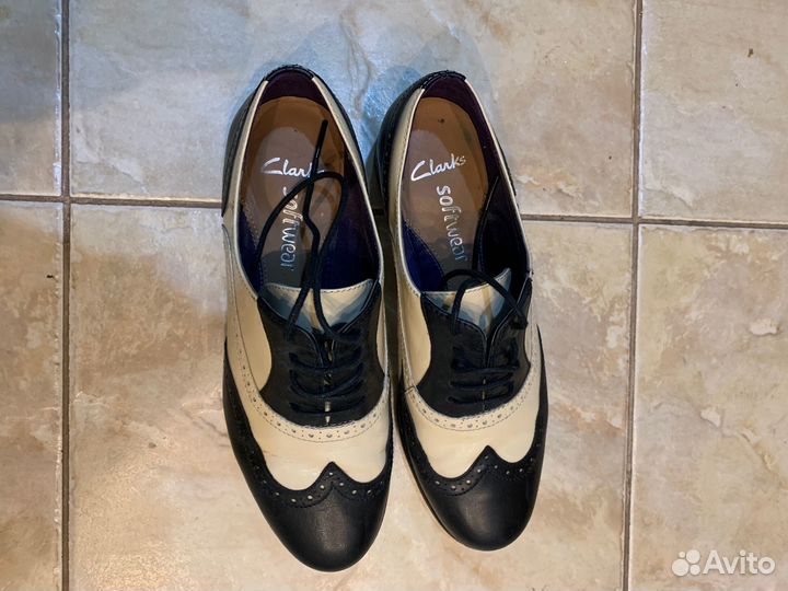 Туфли лаковые Clarks а-ля ретро с узорами