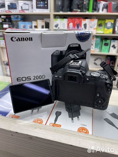 Фотоаппарат Canon EOS 200D + объектив 17-55mm