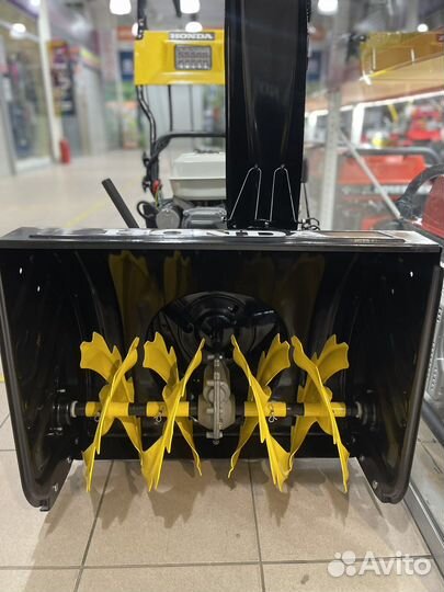 Снегоуборщик на гусеницах Honda HSS