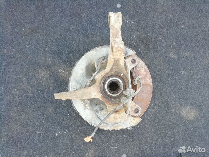 Поворотный кулак передний левый Хонда Сити