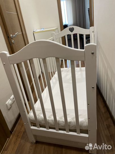 Детская кроватка с поперечным маятником
