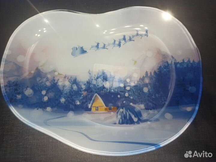 Набором посуда для новогоднего стола