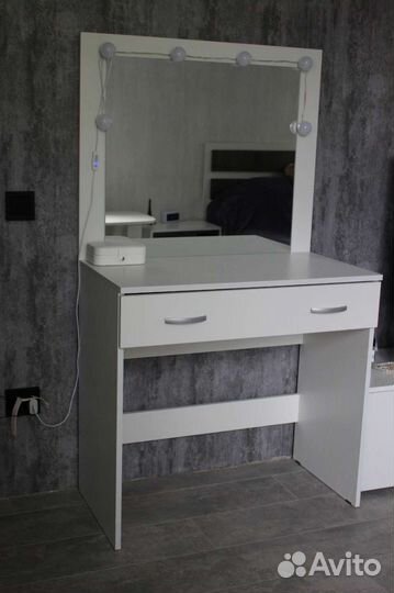 Туалетный столик с зеркалом и подсветкой