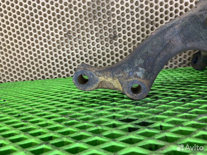 Передний левый кулак Volkswagen Passat B3