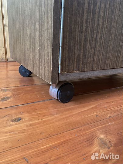 Тумба на колесиках