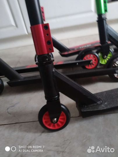 Прочный красно-чёрный трюковой самокат новый