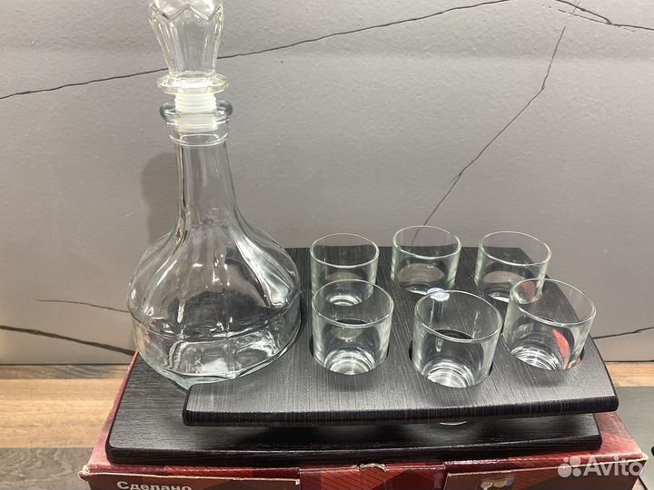 Рюмки для водки и графин на подставке