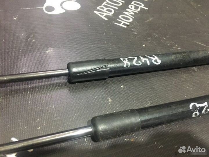 Амортизатор крышки багажника Toyota Auris E150 1.6