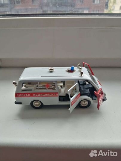 Модель СССР, раф М 22031(скорая помощь), 1:43