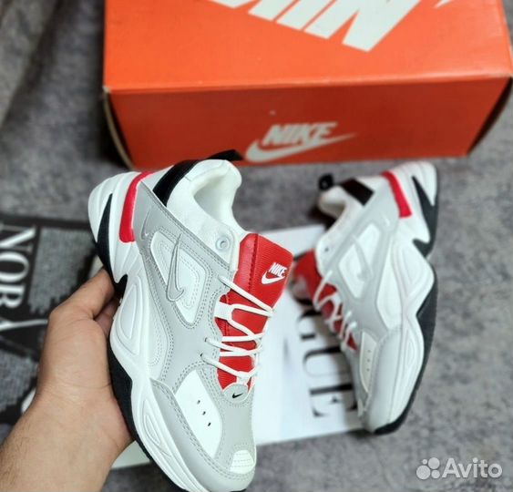 Кроссовки женские