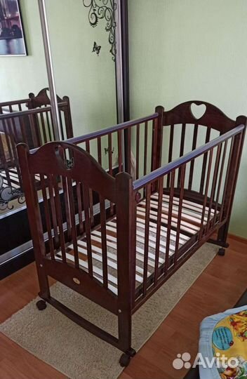 Детская кроватка с автомобилем