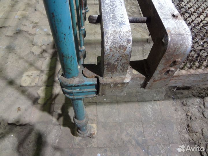 Старая, металлическая кровать