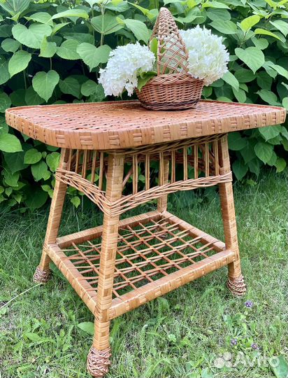 Стол натуральный ротанг плетенный