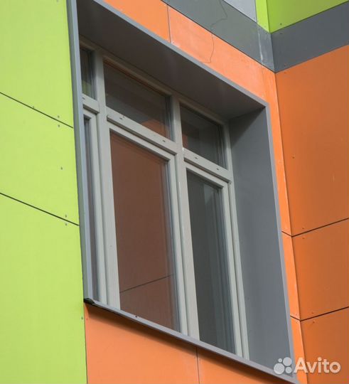 Металлическое обрамление окна