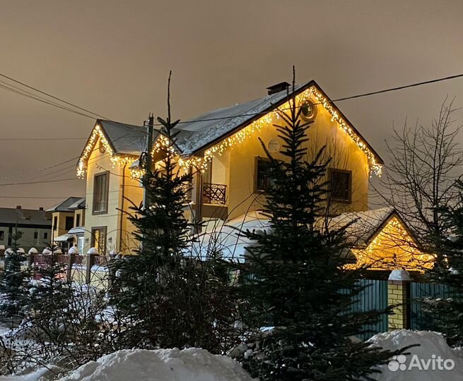 Новогоднее украшение уличной гирляндой загородных