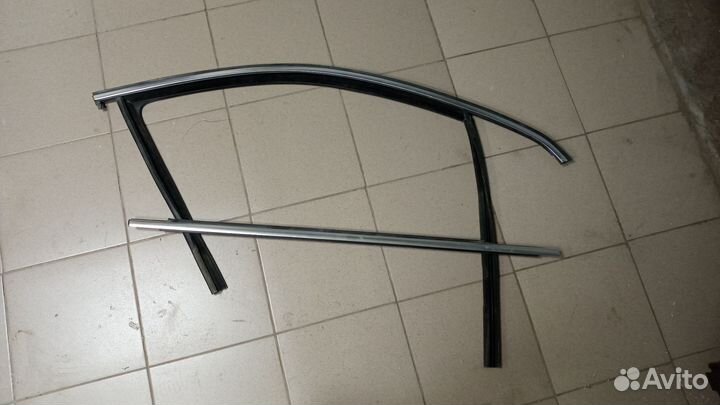 Молдинг стекла передний правый Volkswagen Tiguan