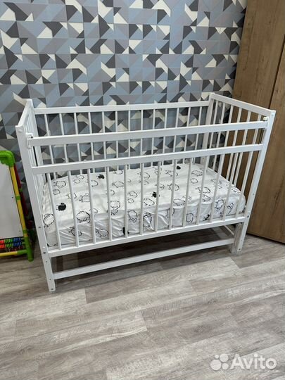 Детская кроватка с маятником