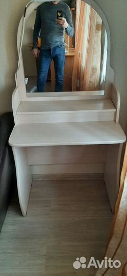 Туалетный столик с зеркалом
