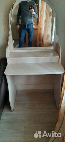 Туалетный столик с зеркалом