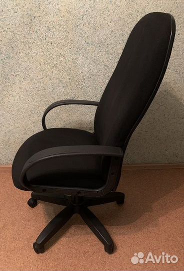 Компьютерное кресло с механизмом качания