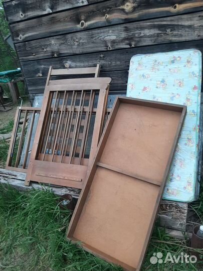 Детская кроватка с ящиком и матрасом