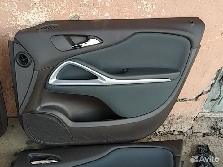Обшивки дверей Opel Zafira C
