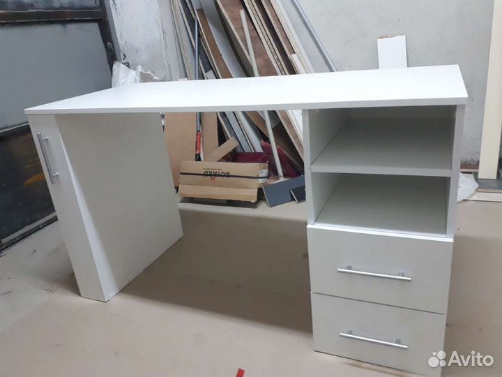 Маникюрный стол