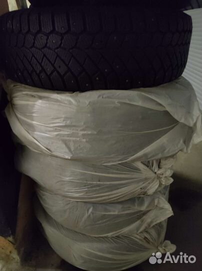 Continental ContiIceContact 4x4 215/70 R16