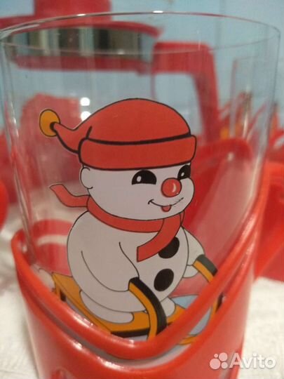 Набор посуды из стаканов в подстаканниках кувшина