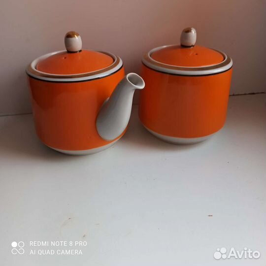 Чайник и сахарница